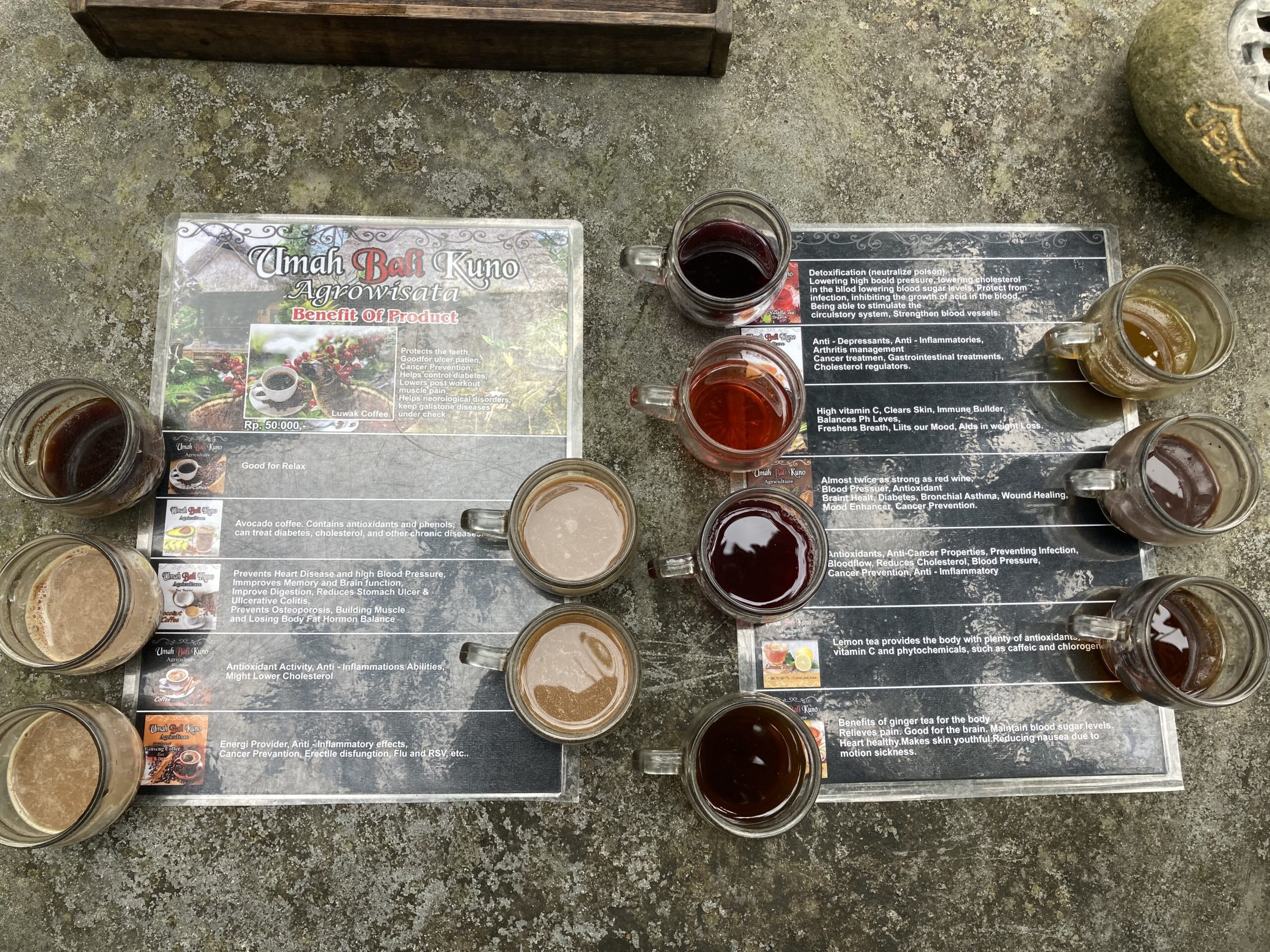 キンタマーニ・アラビカコーヒーを試飲する様子