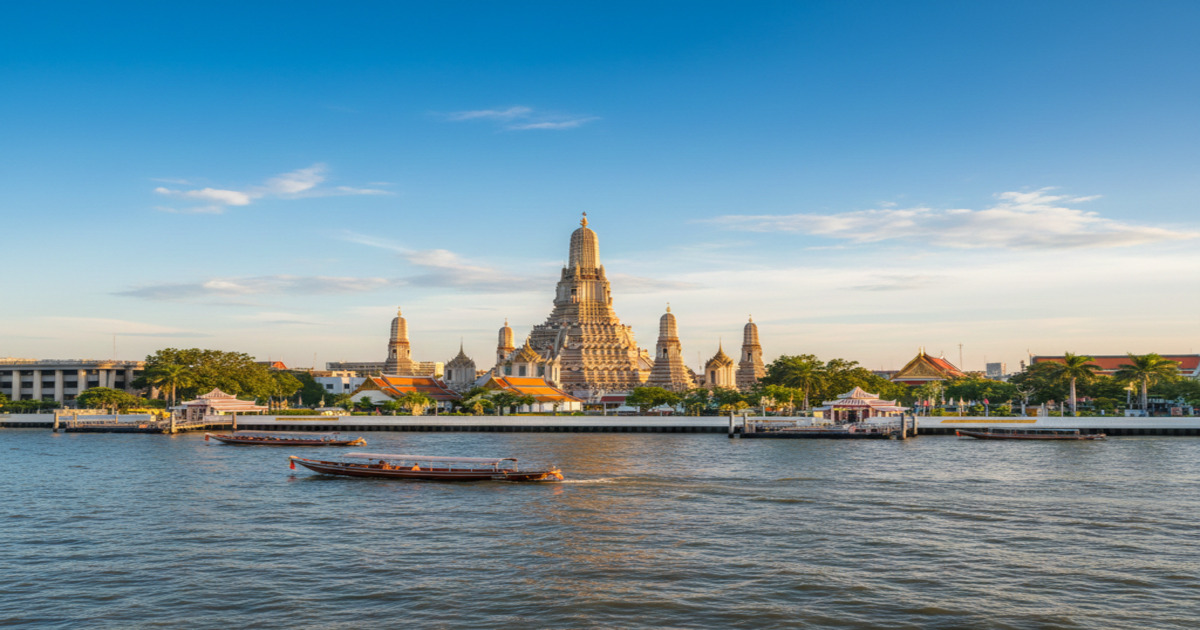 A-beautiful-panoramic-photograph-of-Bangkoks-Wat-Arun-temple-beside-the-Chao-Phraya-River-during-Decembers-dry-season