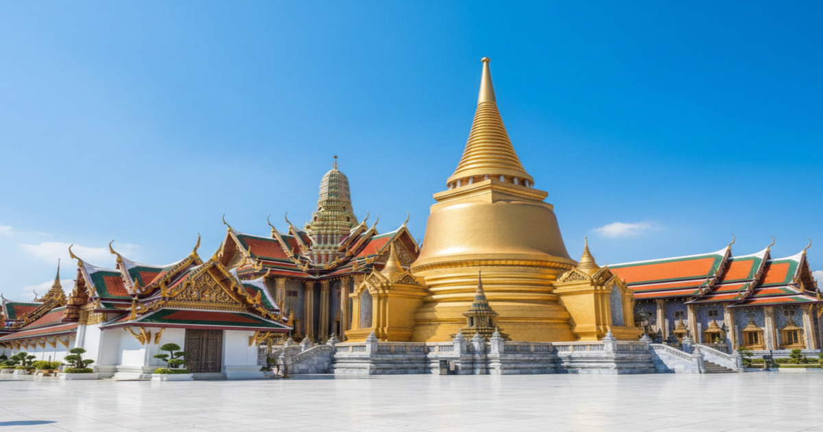 Amazing-wide-angle-view-of-Wat-Phra-Kaew-Temple-of-the-Emerald-Buddha