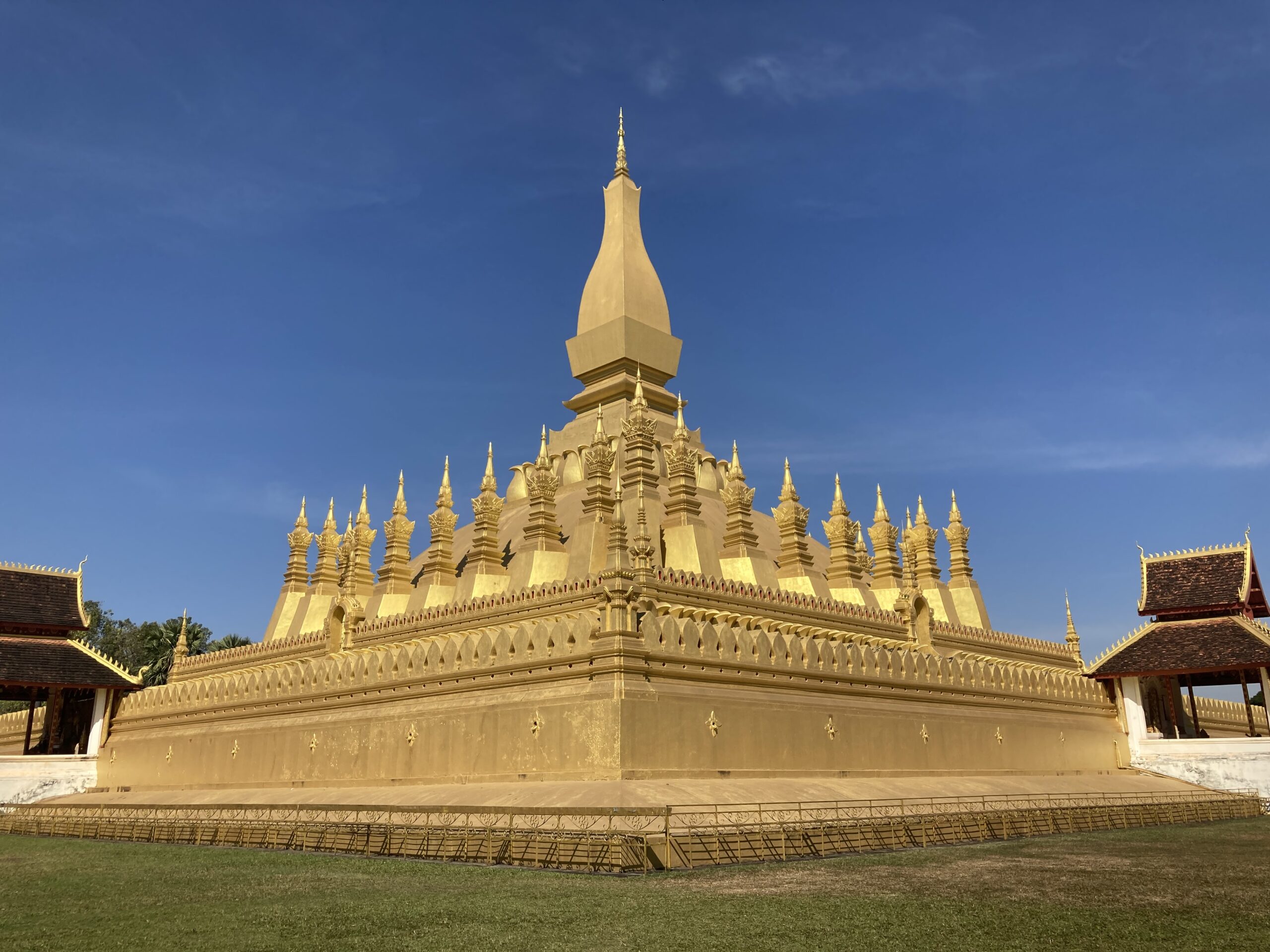 ビエンチャンのシンボル、黄金に輝くタート・ルアン仏塔と青空