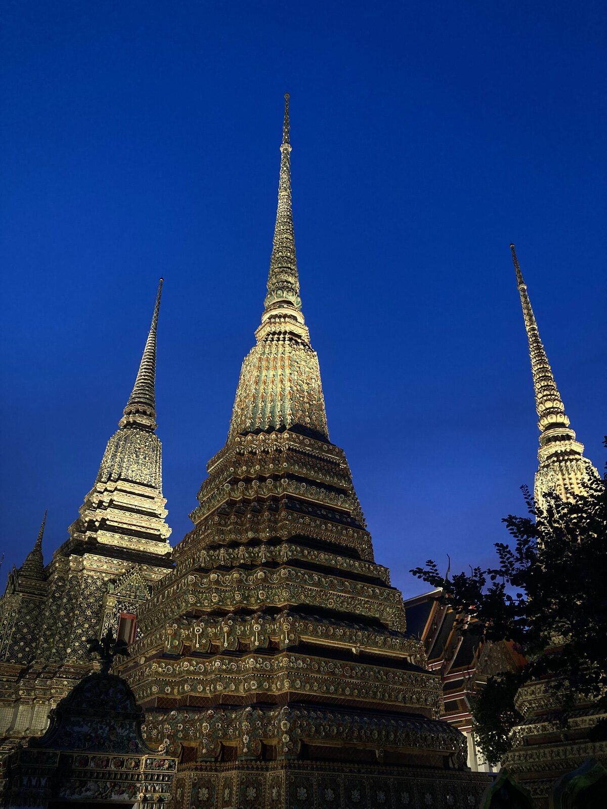 ワット・ポーの色とりどりの仏塔群、緑・黄・青・白のタイルで装飾された巨大な仏塔が並ぶ