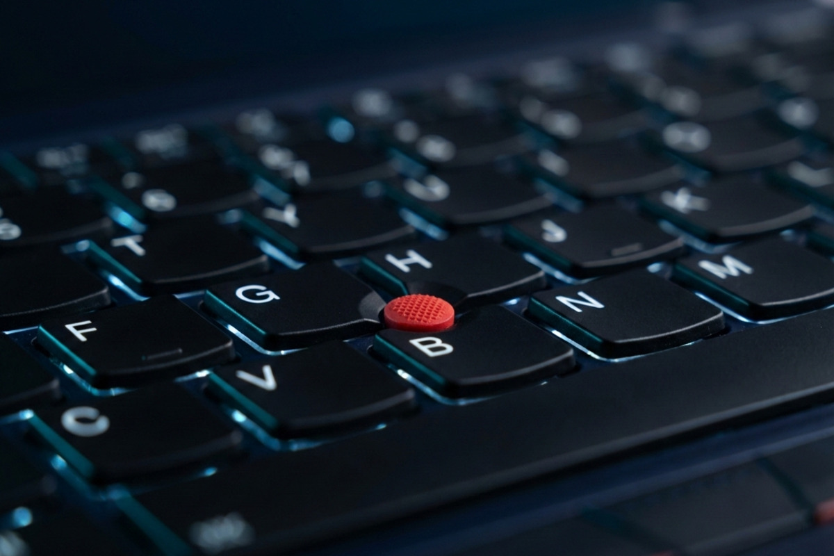 ThinkPad T14 Gen 6 を開いた状態の俯瞰フラットレイ — ダークネイビーのデスク上にビジネス小物と配置