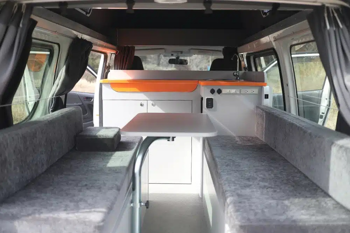 充実した設備を備えたキャンピングカーの内部