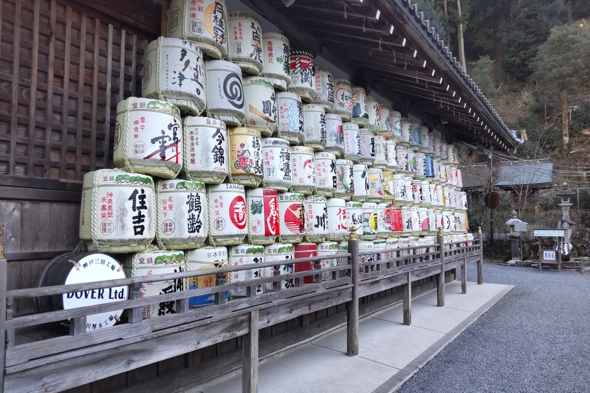 松尾大社の拝殿前に奉納された菰樽。全国の酒蔵・醸造家から届いた樽が壁一面に積み上げられ、醸造の神としての格式を示す