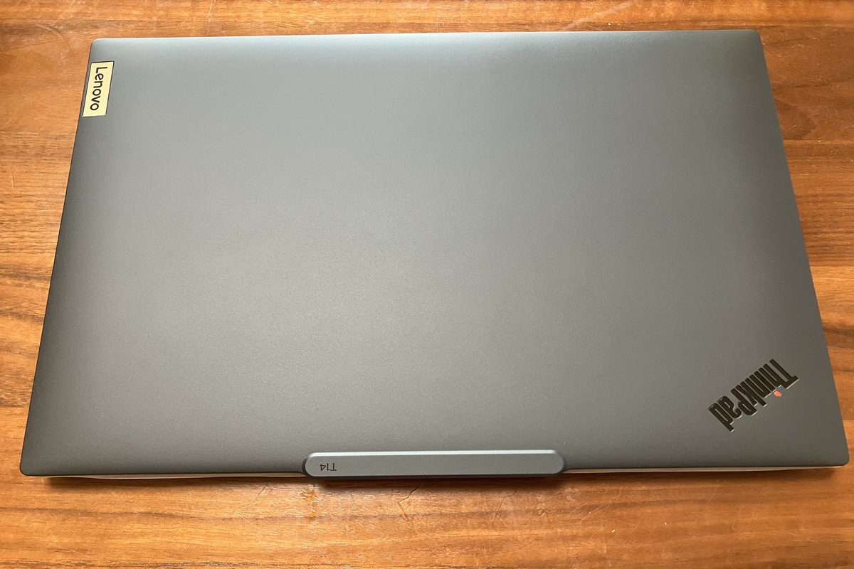 ThinkPad T14 Gen 6 AMD モデル 本体外観 — 薄型14インチボディと高品位なキーボードを搭載