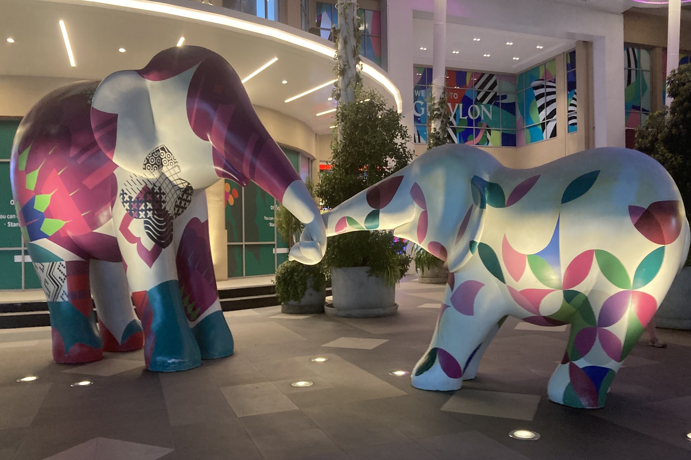 バンコクのショッピングモール内に飾られたカラフルなゾウのオブジェ2体。タイを象徴するアートオブジェ
