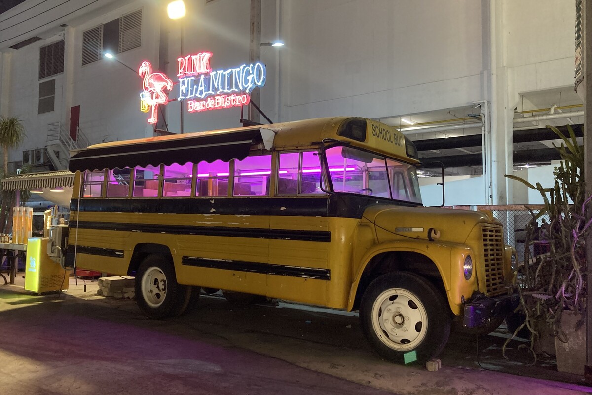 バンコク・ジョッドフェアーズナイトマーケットのPink Flamingo Bar。スクールバスを改造したユニークなバーにネオンが輝く