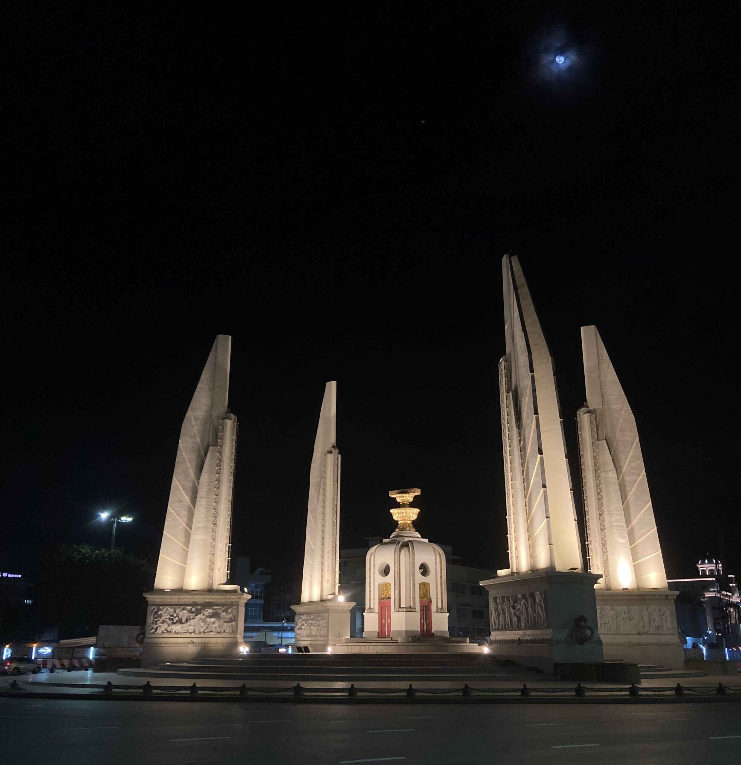 夜にライトアップされた民主記念塔。白い翼のような塔がそびえるバンコクの象徴的なモニュメント