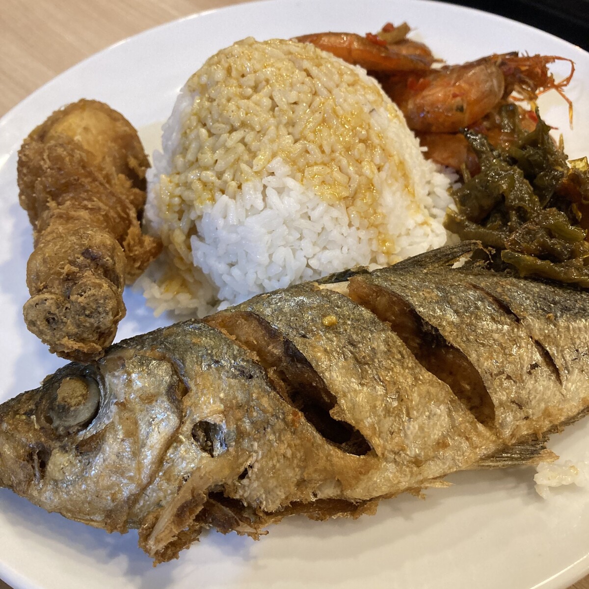 揚げ魚やエビ、野菜が盛られたウブドのワルンのナシチャンプル