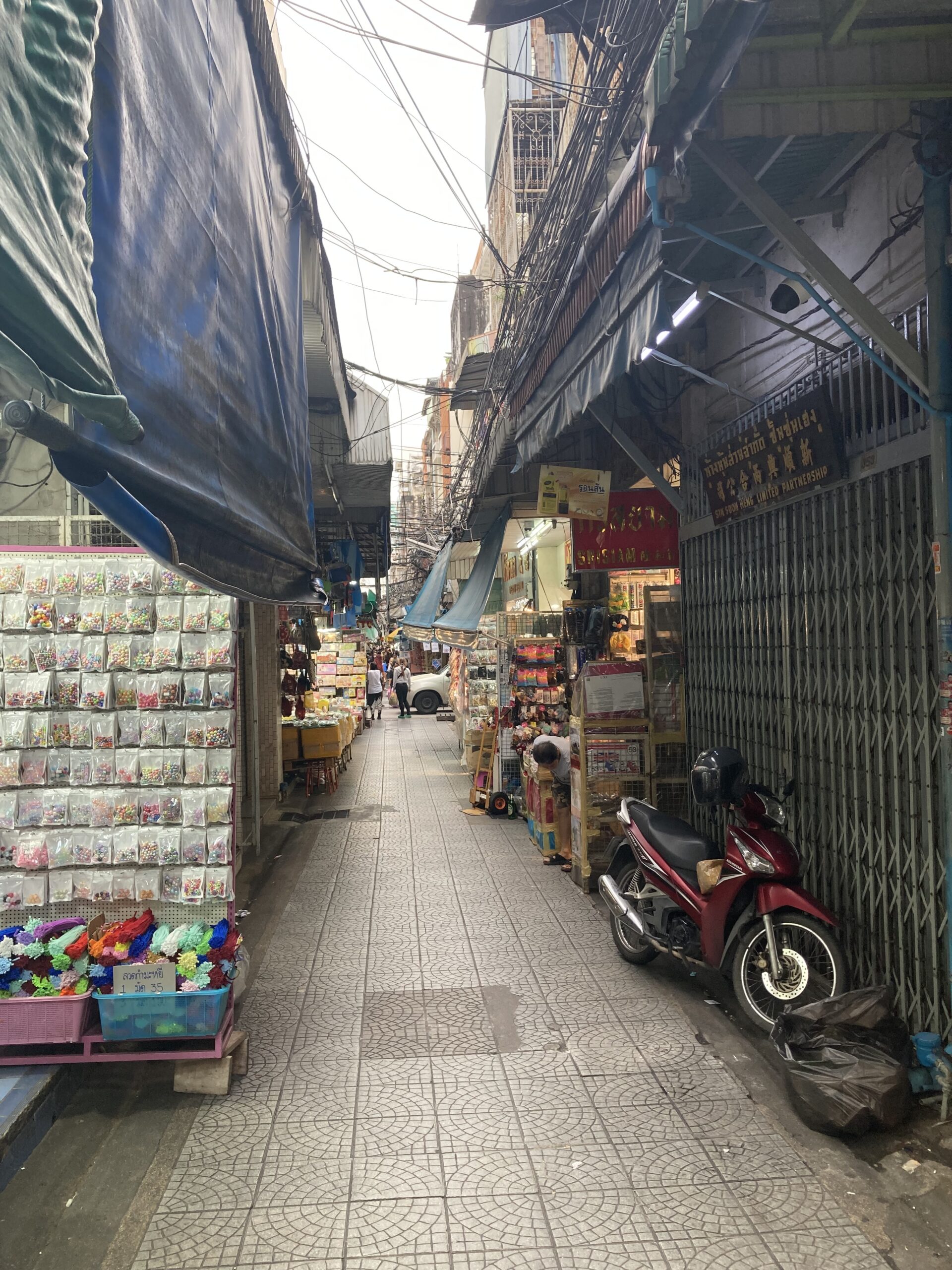 色とりどりの雑貨が並ぶヤワラートの細い路地マーケットと古いショップハウス