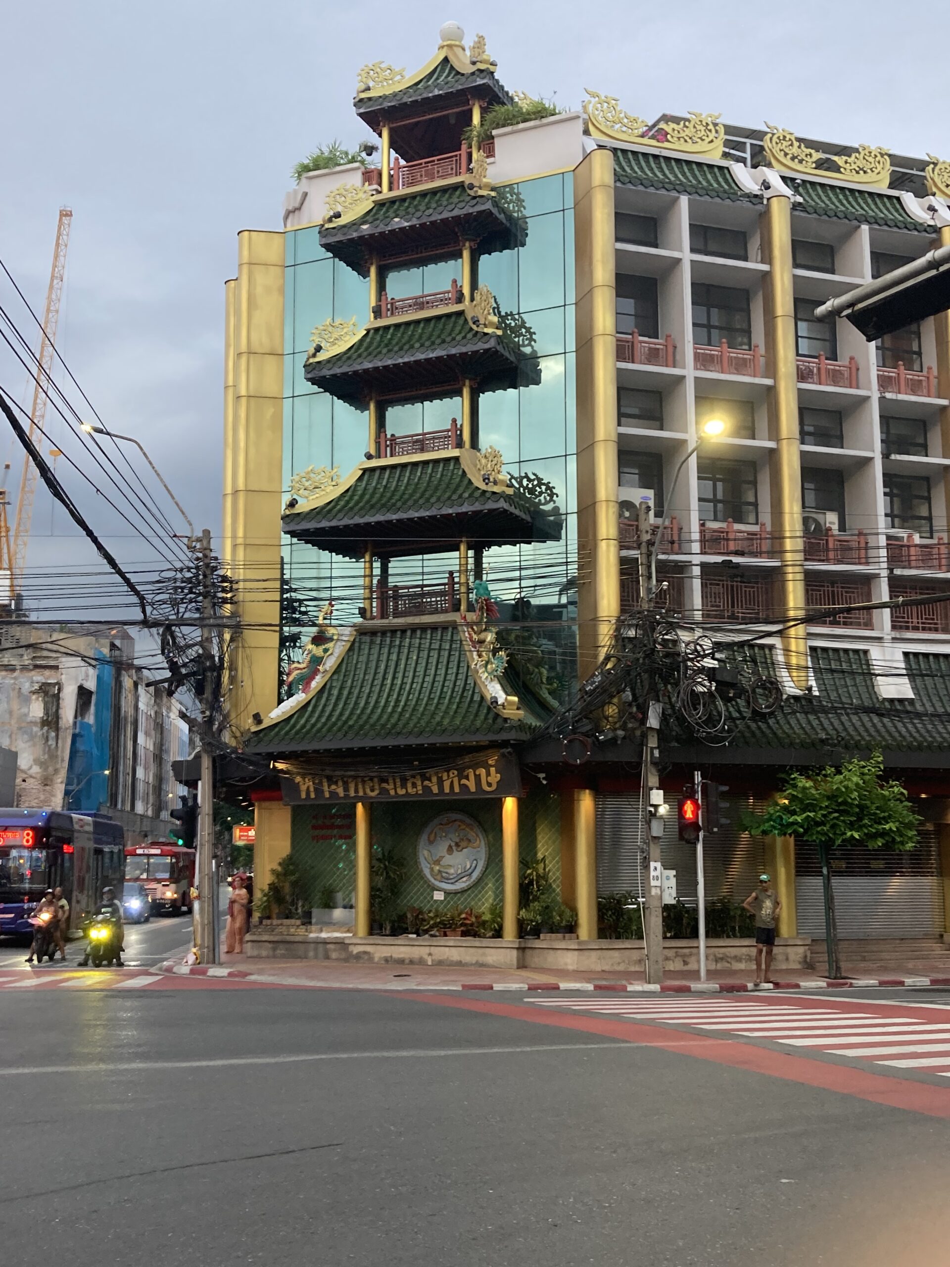 ヤワラートの交差点に建つ、緑の瓦屋根と金色の柱が特徴的な中国様式の建築